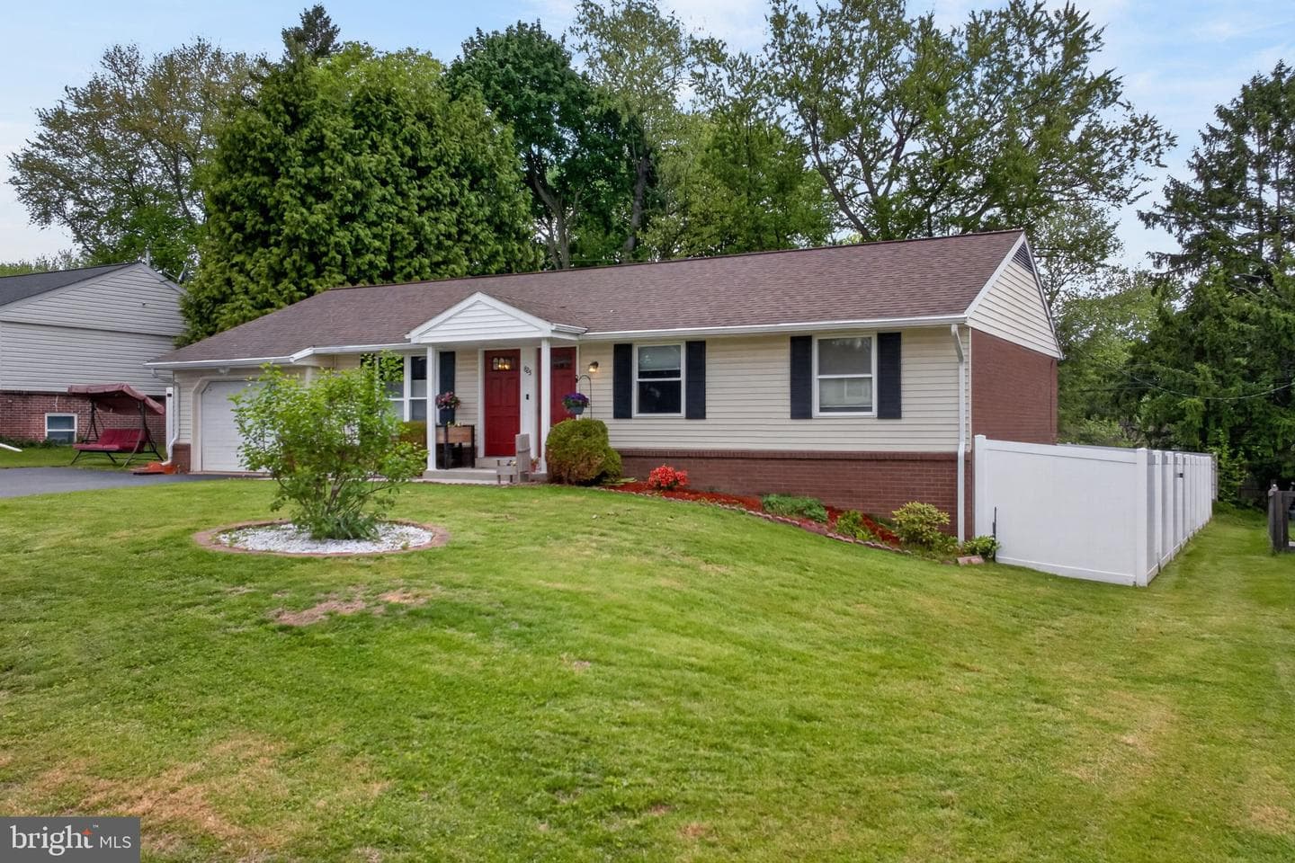 825 Darby Lane photo 2