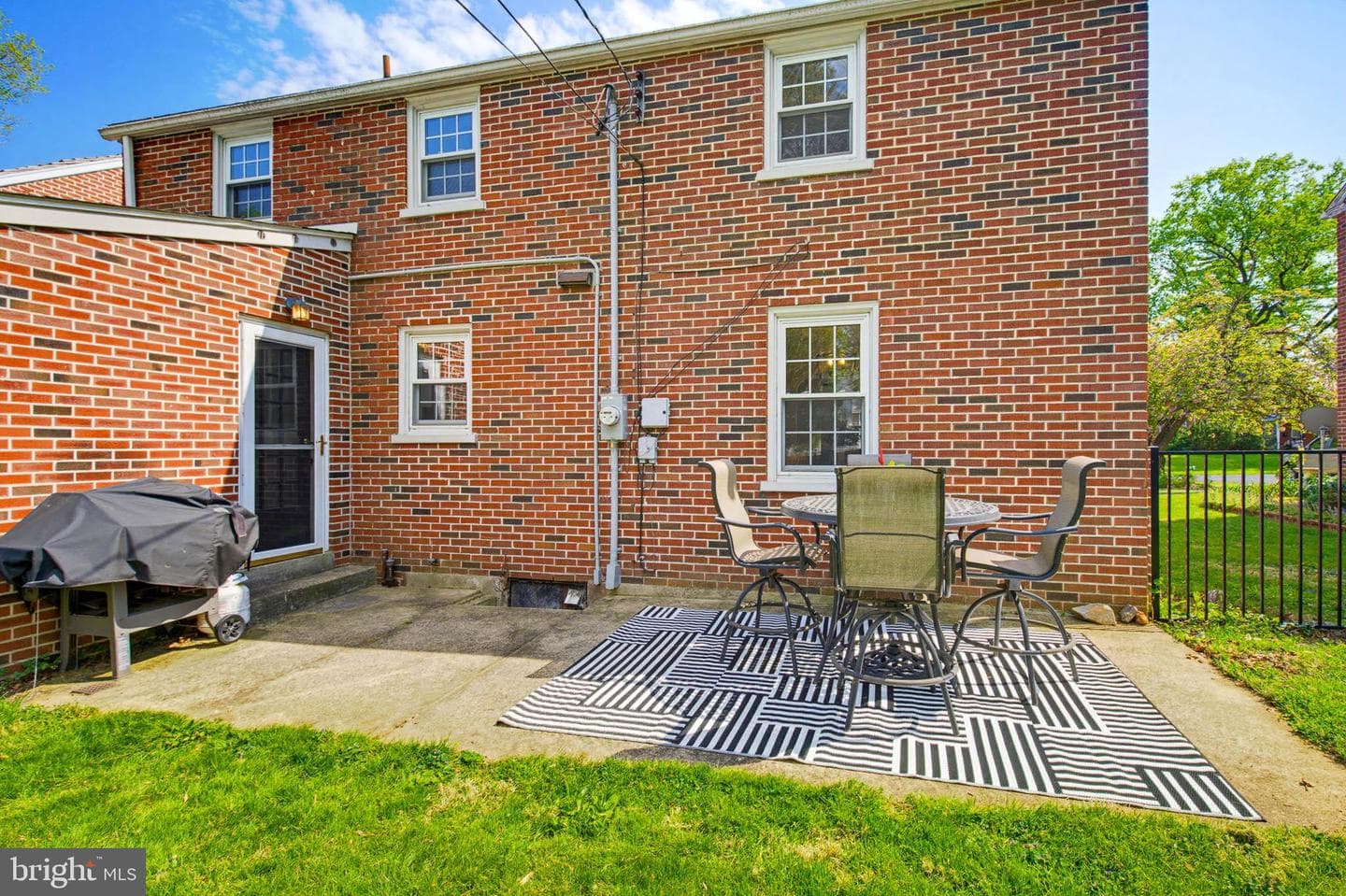 975 Salisbury Court photo 36