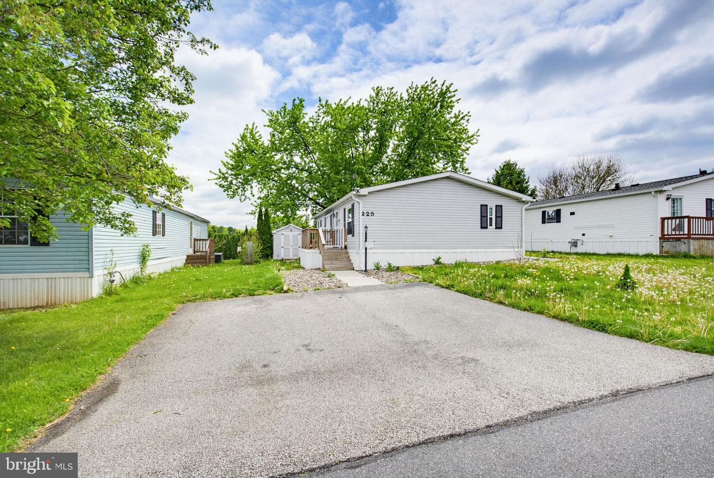 225 Longwood Court W photo 2
