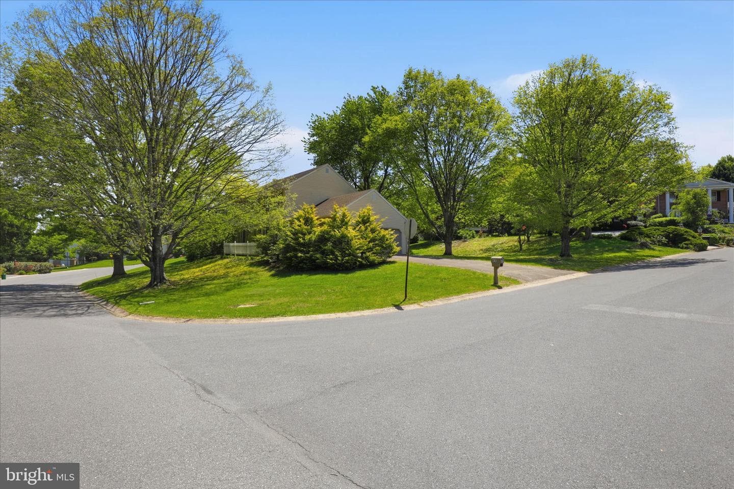 410 Cardinal Court photo 40