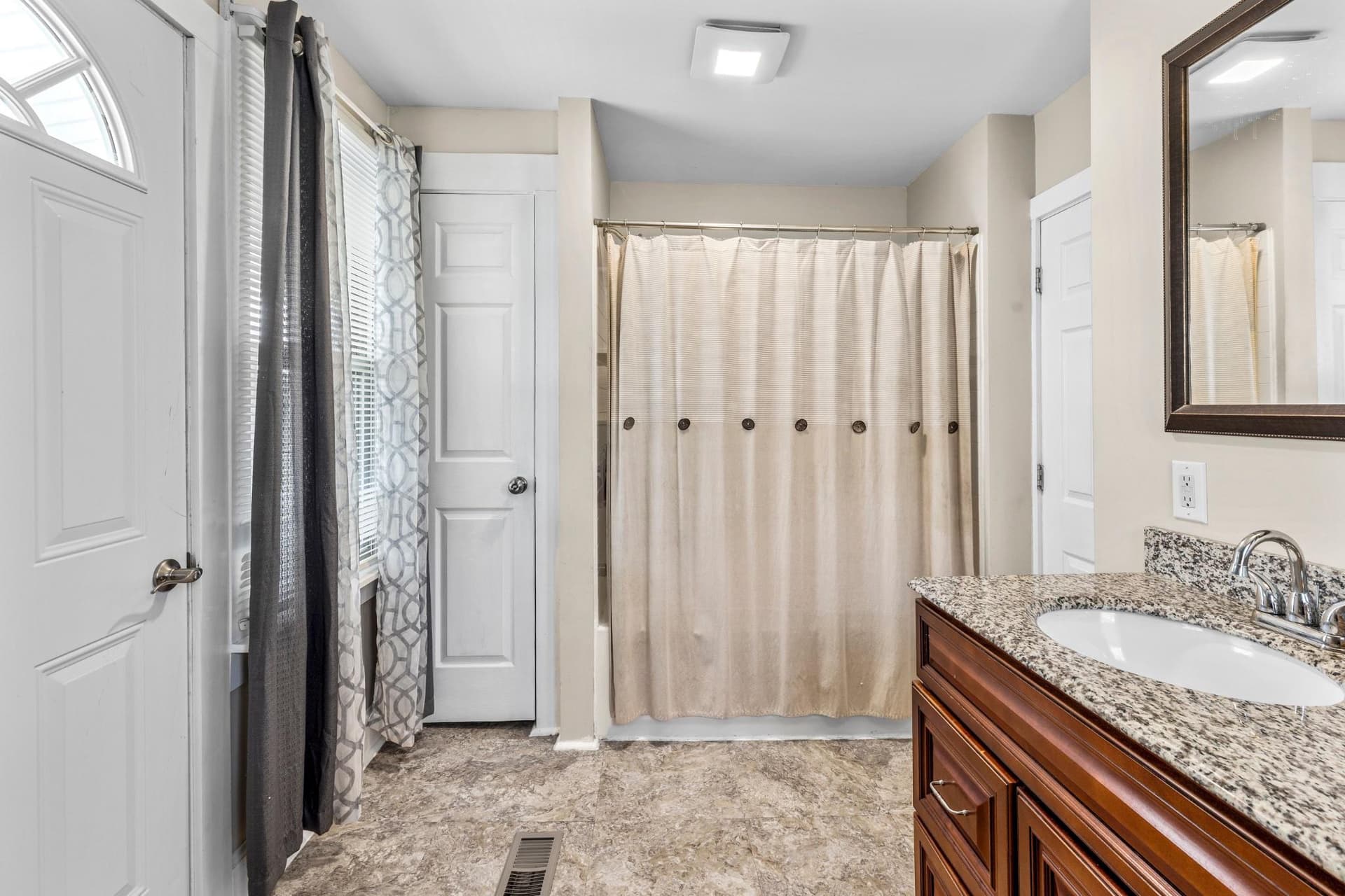 250 E Jackson Street photo 18