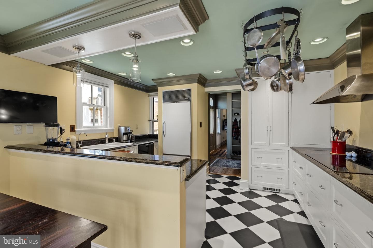 437 W Walnut Street photo 18