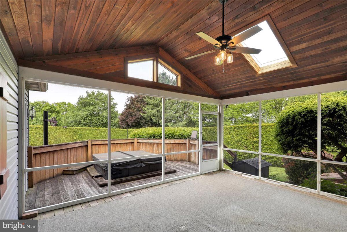 2487 Ellendale Drive photo 20