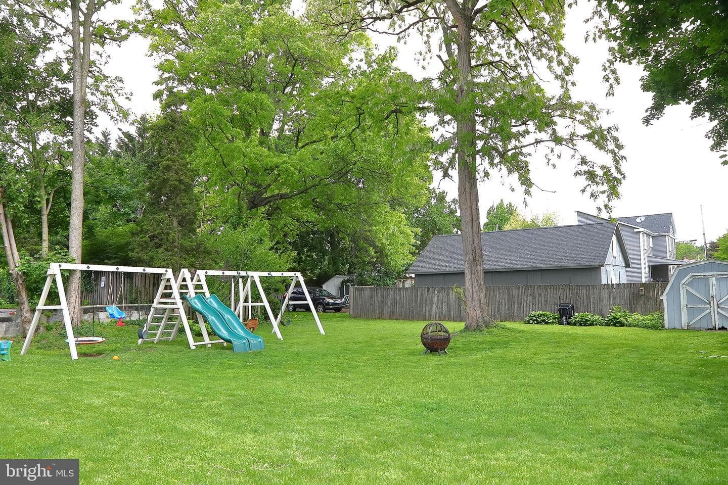 245 Elizabeth Street photo 26