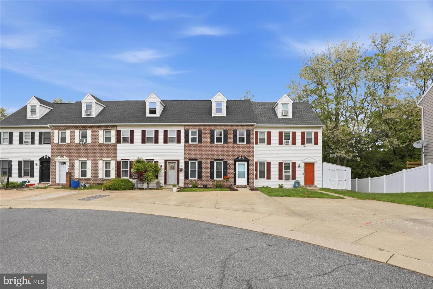 279 Heatherwood Drive photo 2