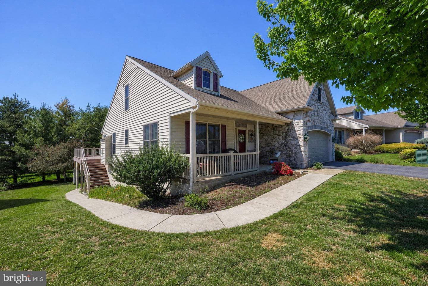 1042 Cambridge Drive photo 2