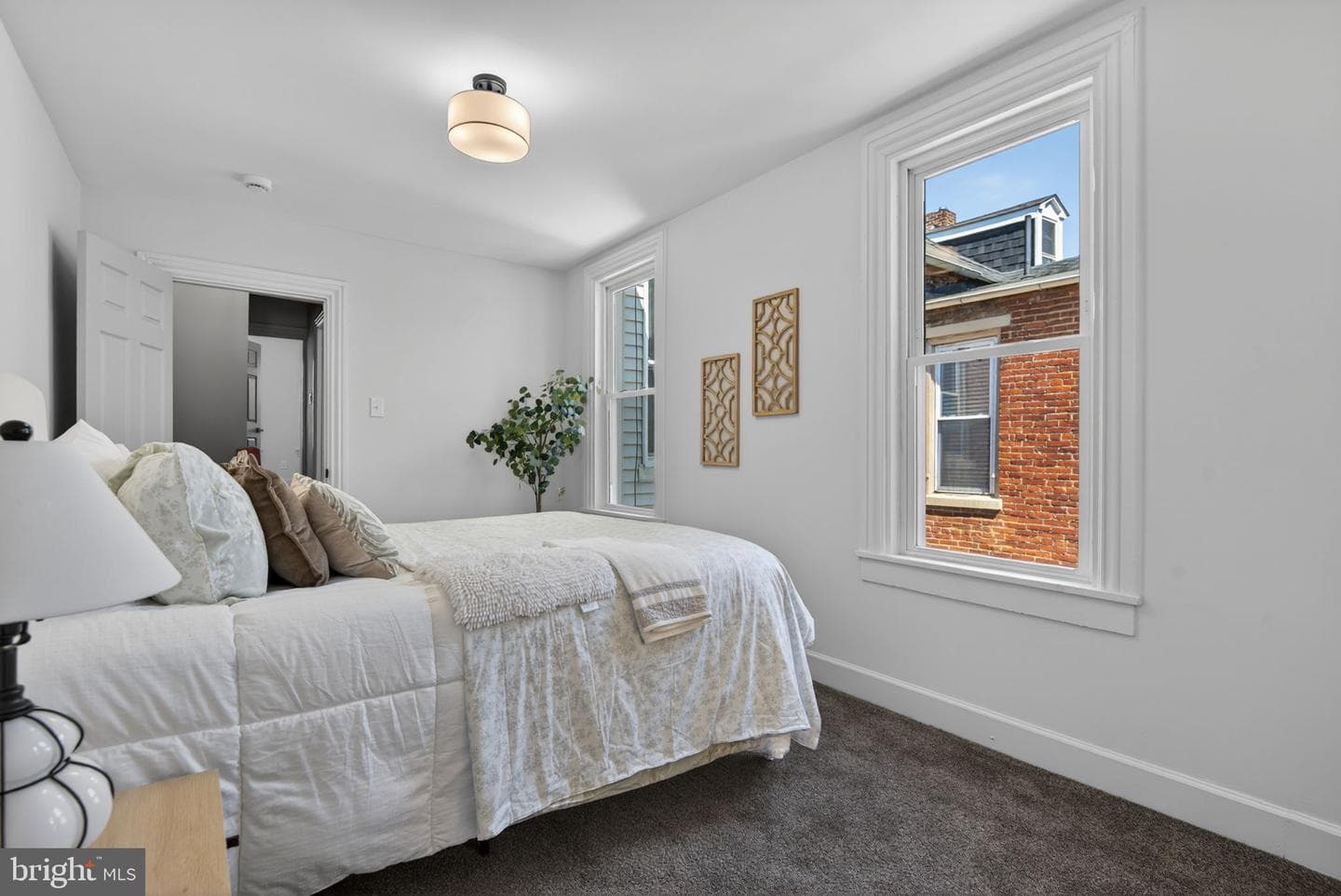 823 N Queen photo 13