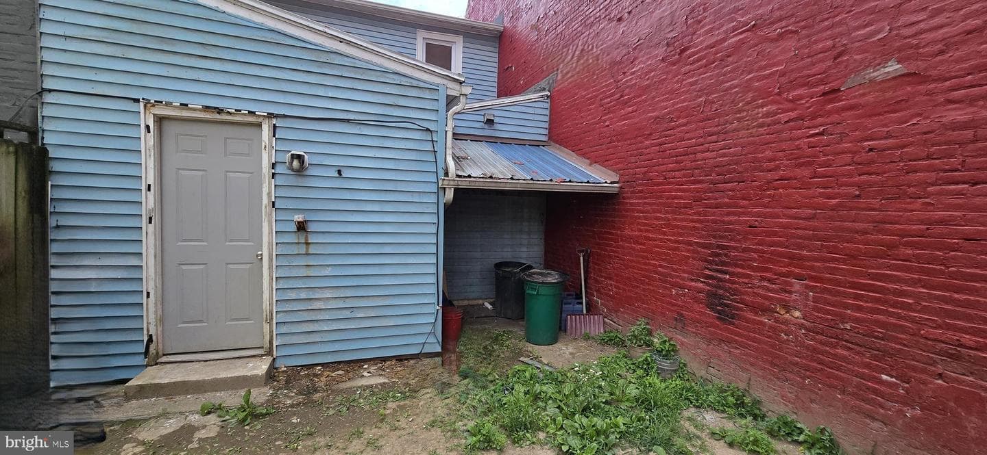 439 E Strawberry Street photo 25