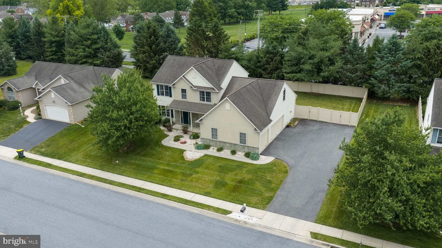 20 Lewiston Circle, Lancaster