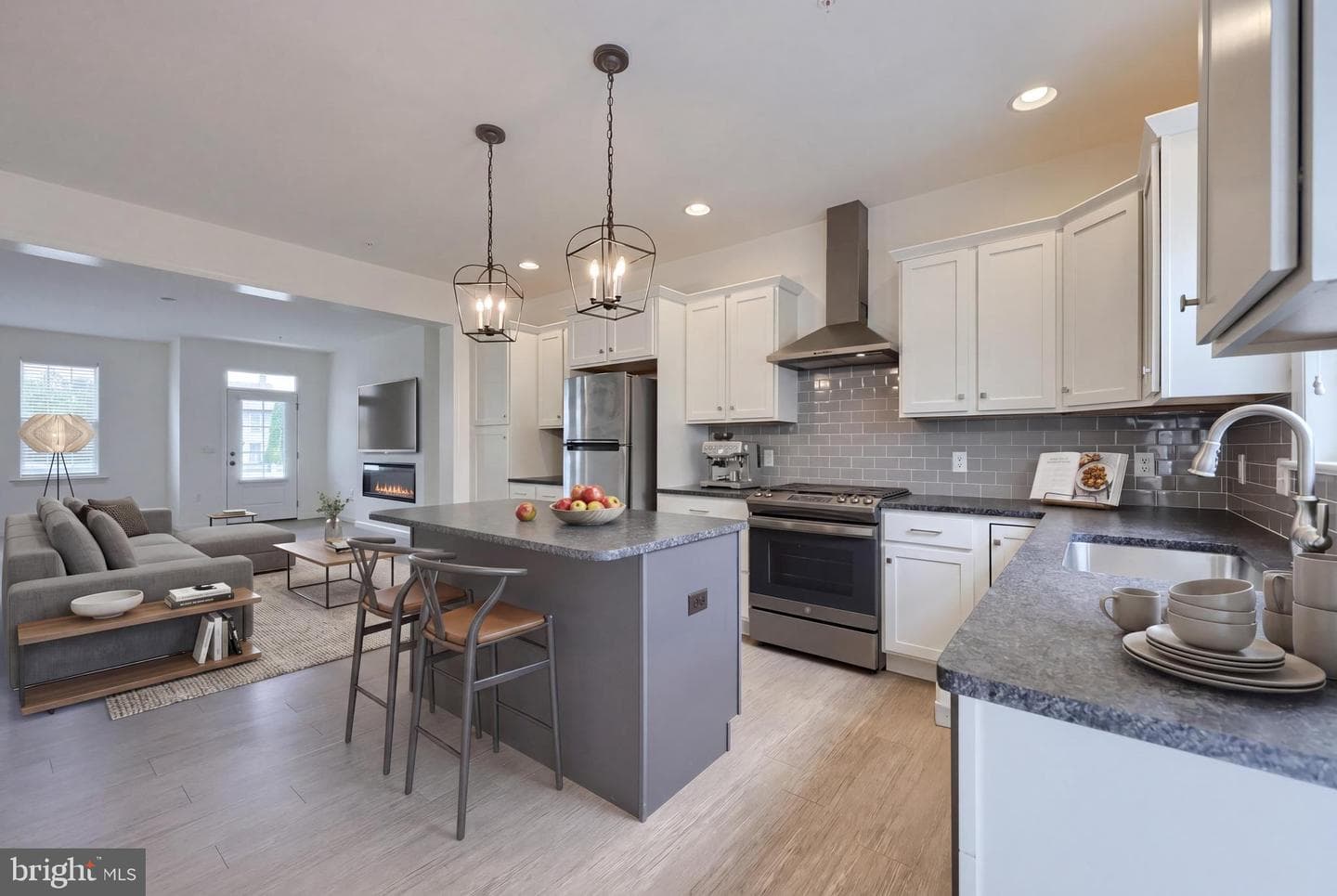 2421 Artesian Way photo 3