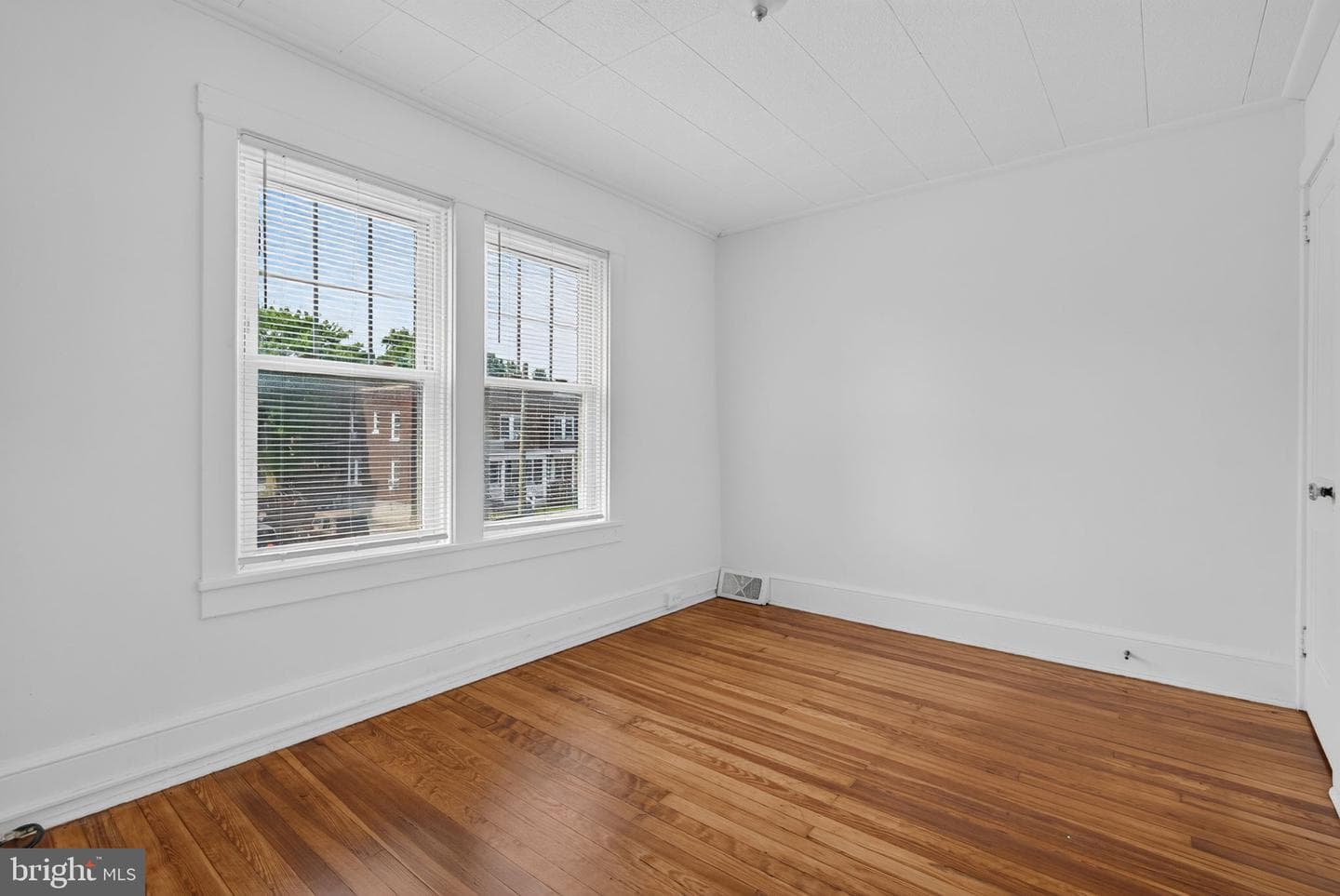 661 Lehigh Ave photo 12