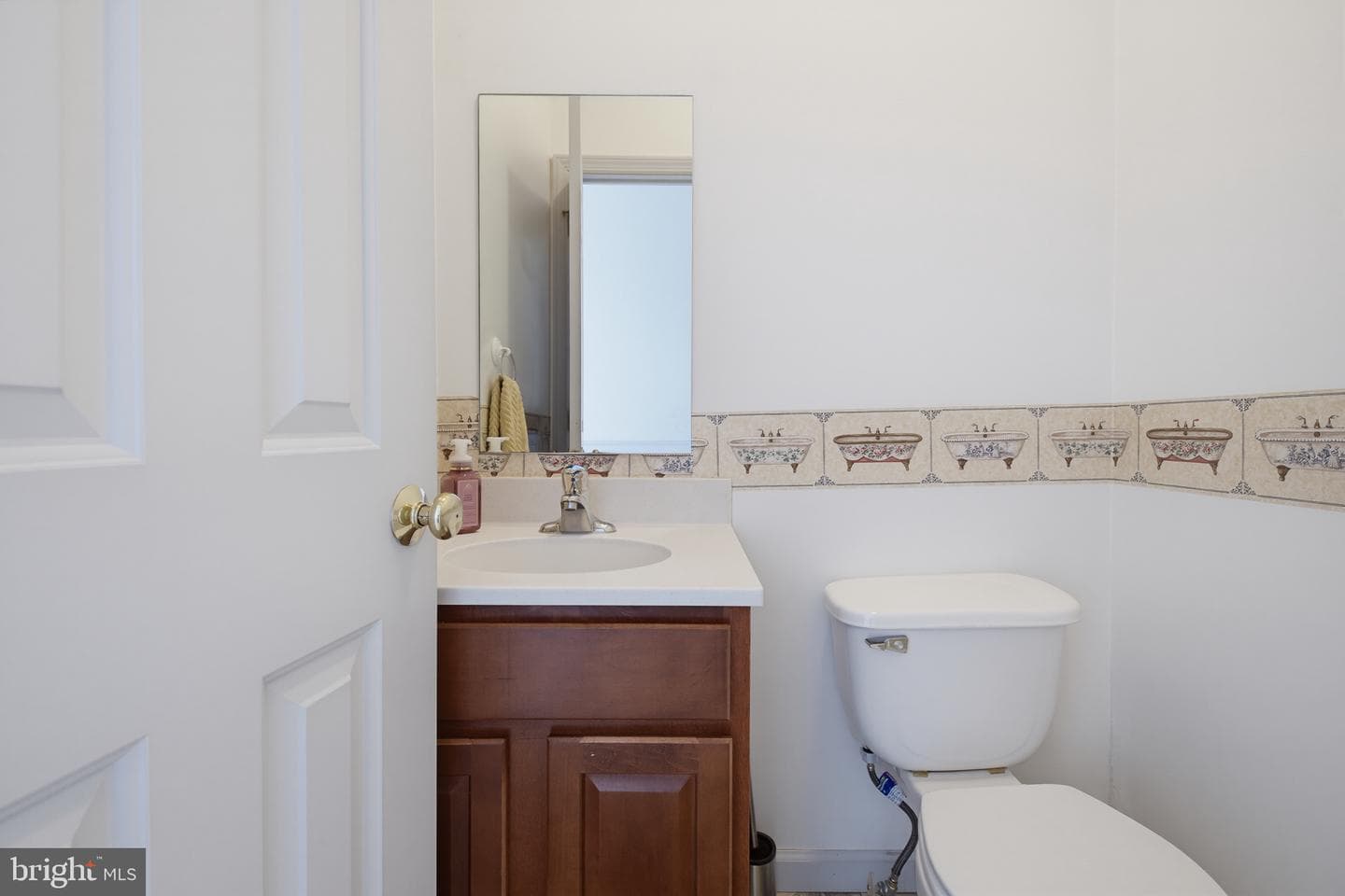 566 Walnut St photo 10