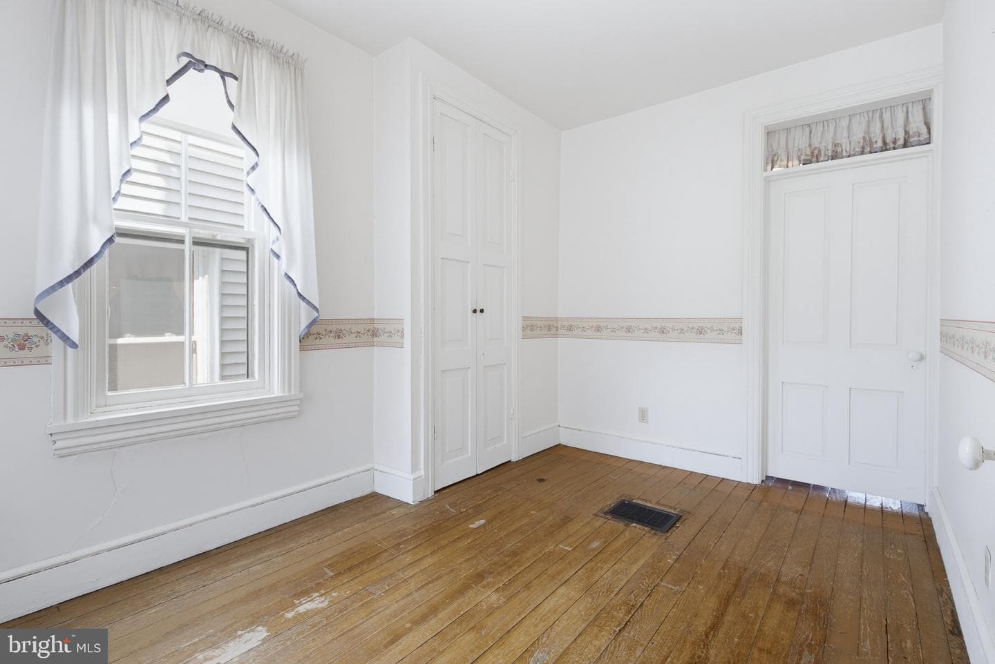 566 Walnut St photo 19