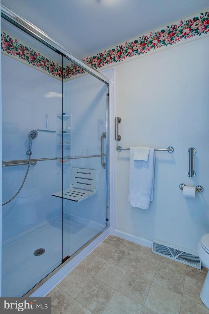 2041 Harrogate Road photo 24