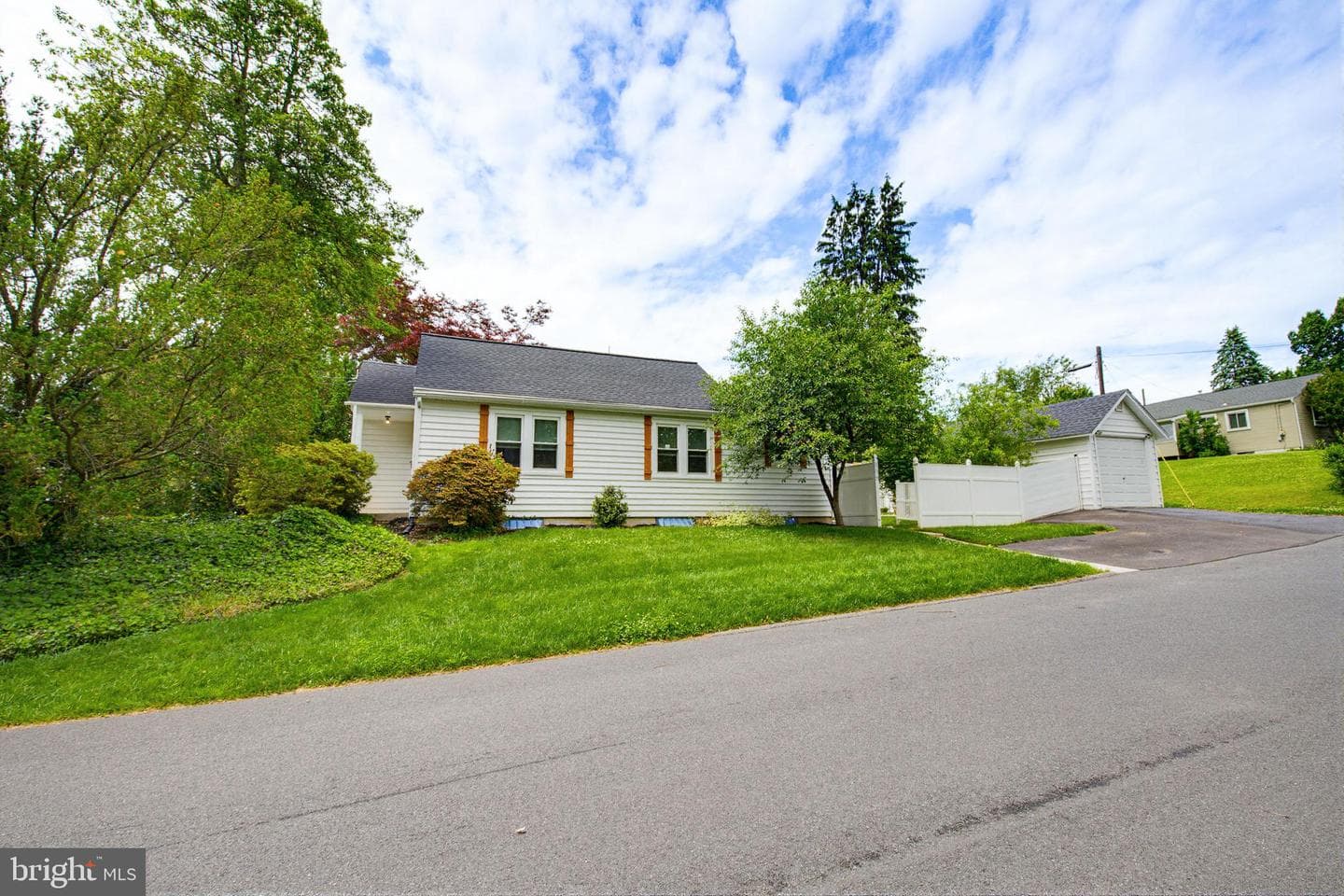 139 Montrose Avenue photo 4