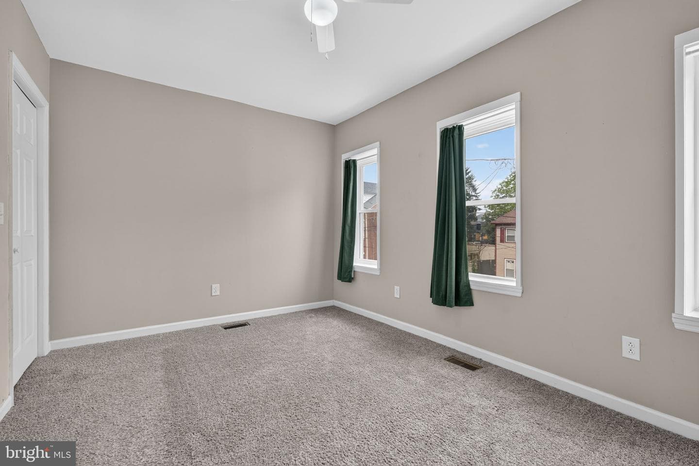 539 Woodward Street photo 16
