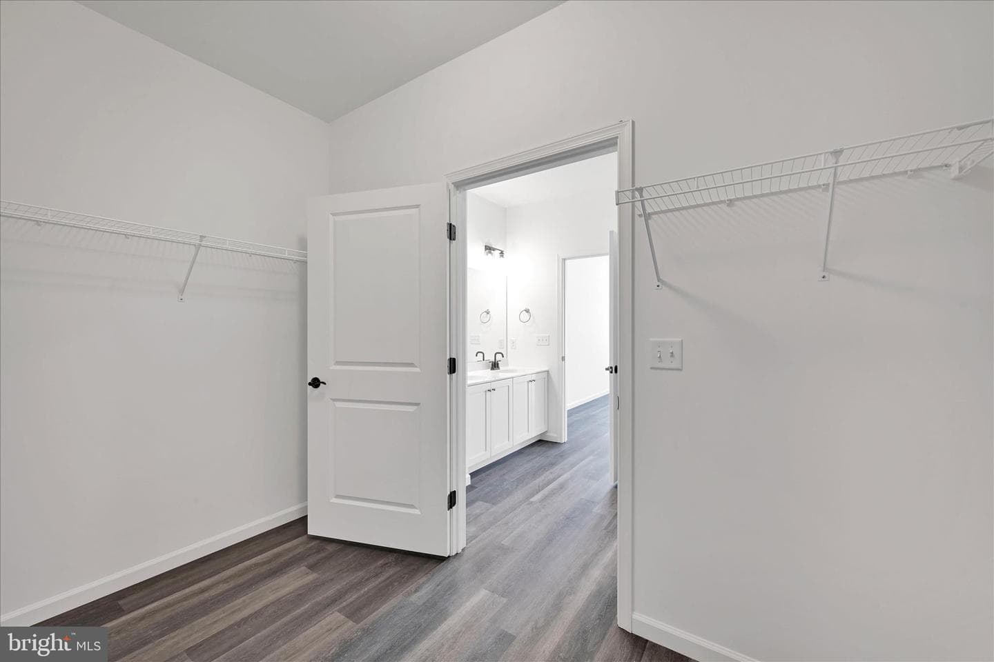 108 Hillard Field photo 24