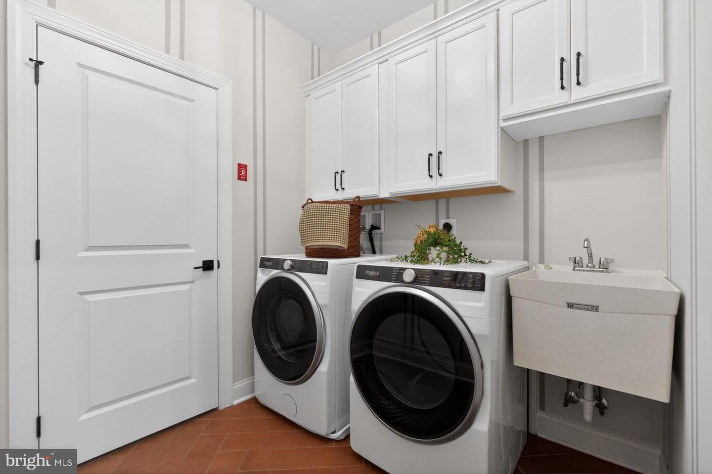 1 Grantartur #taylor Court photo 17