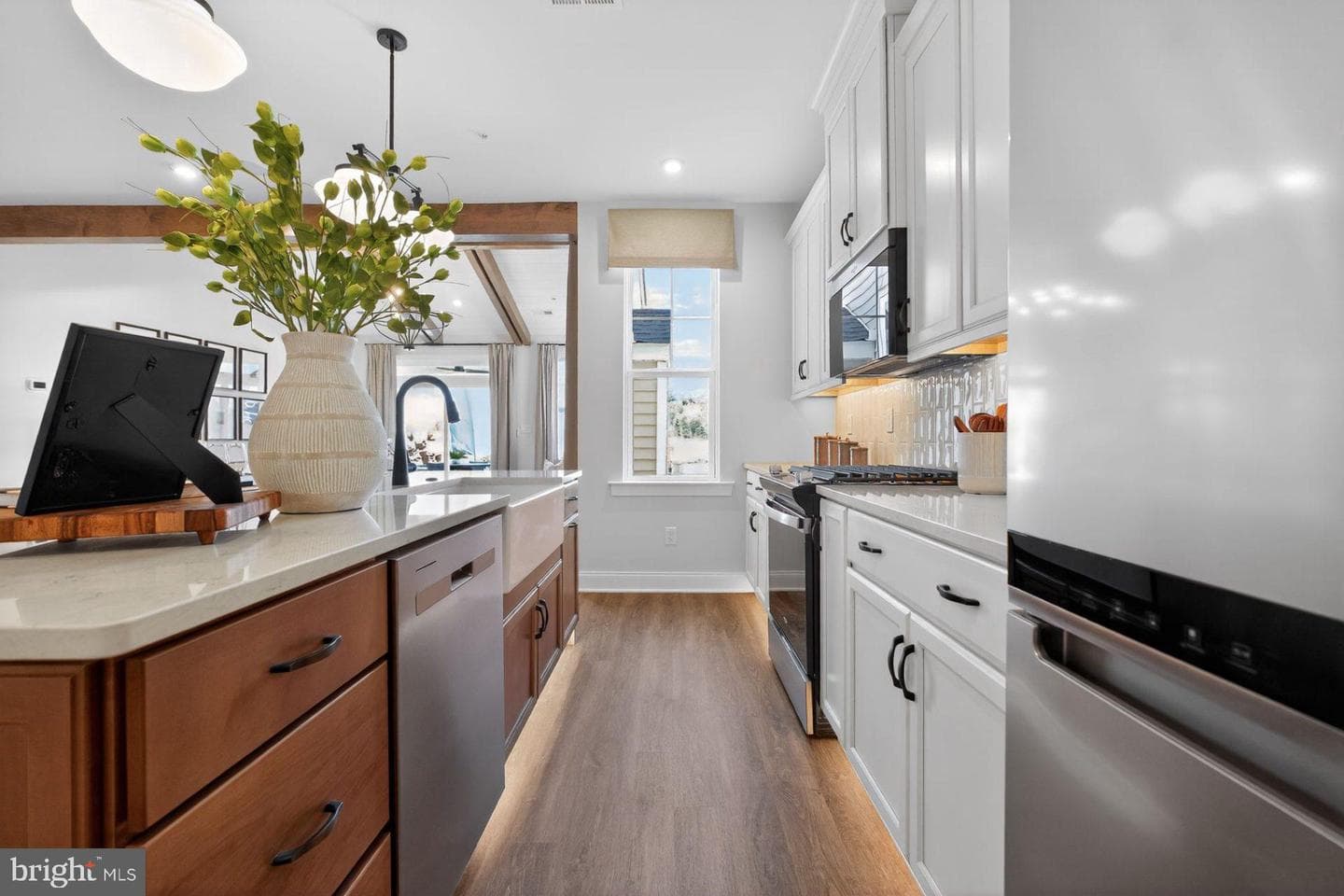 1 Grantartur #taylor Court photo 32