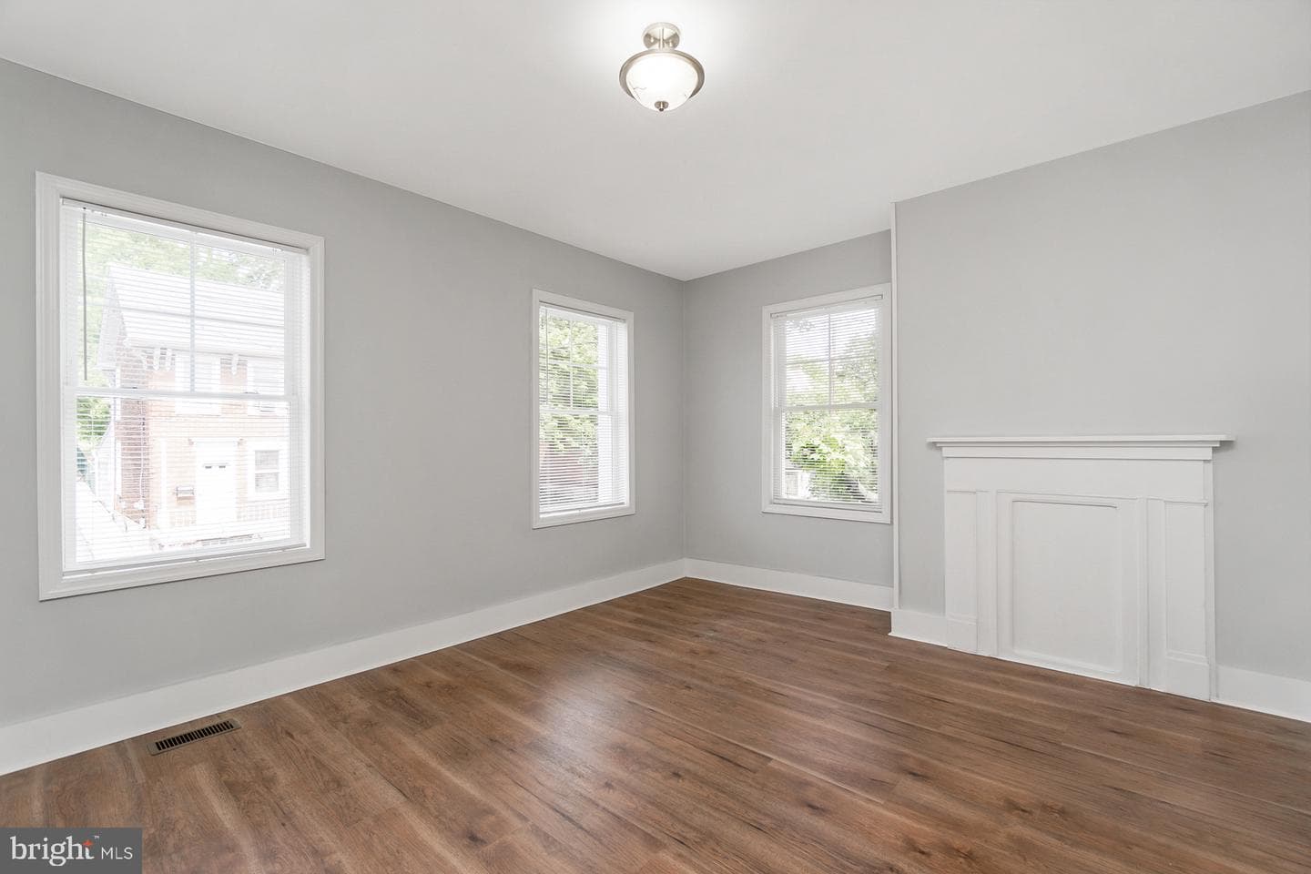 746 Front photo 17