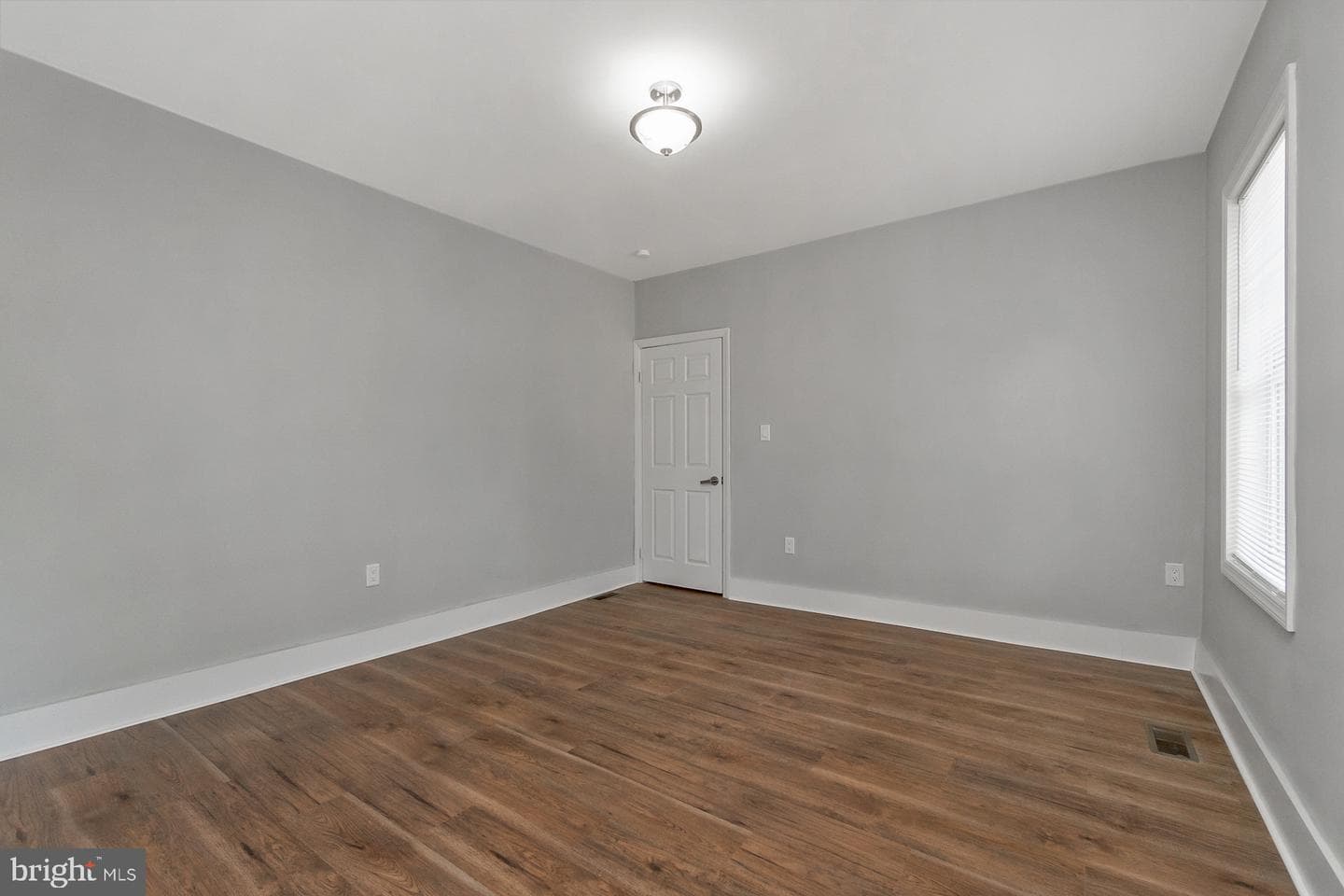 746 Front photo 28