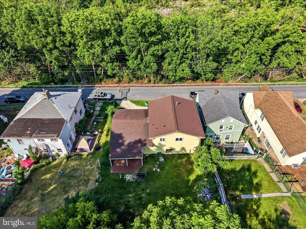 2230 N Lehigh Avenue photo 4