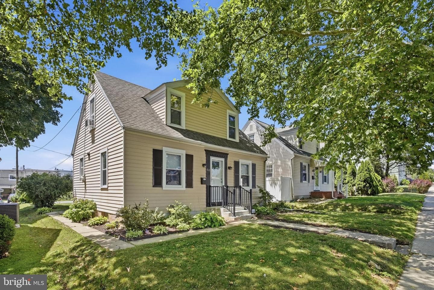 868 N Irving Street photo 4