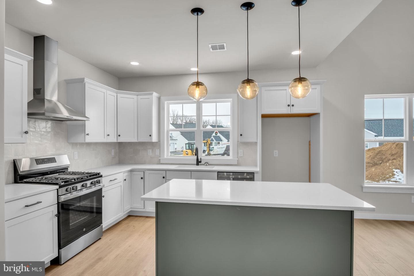 141 Bellflower Avenue photo 3