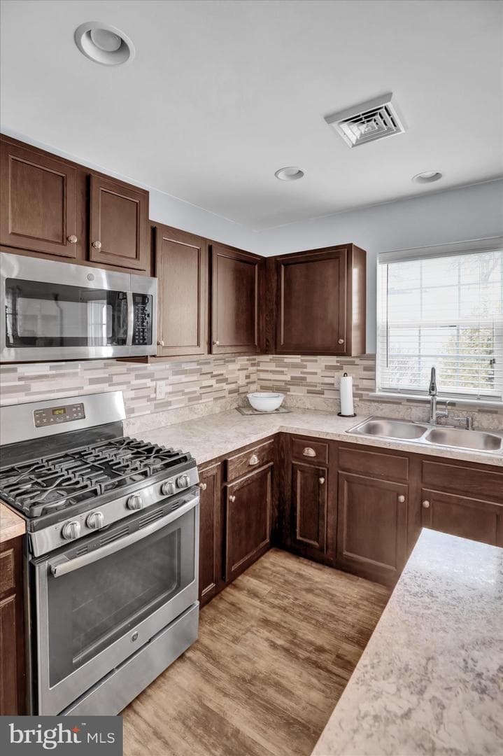 924 Sweetbay Ln photo 15