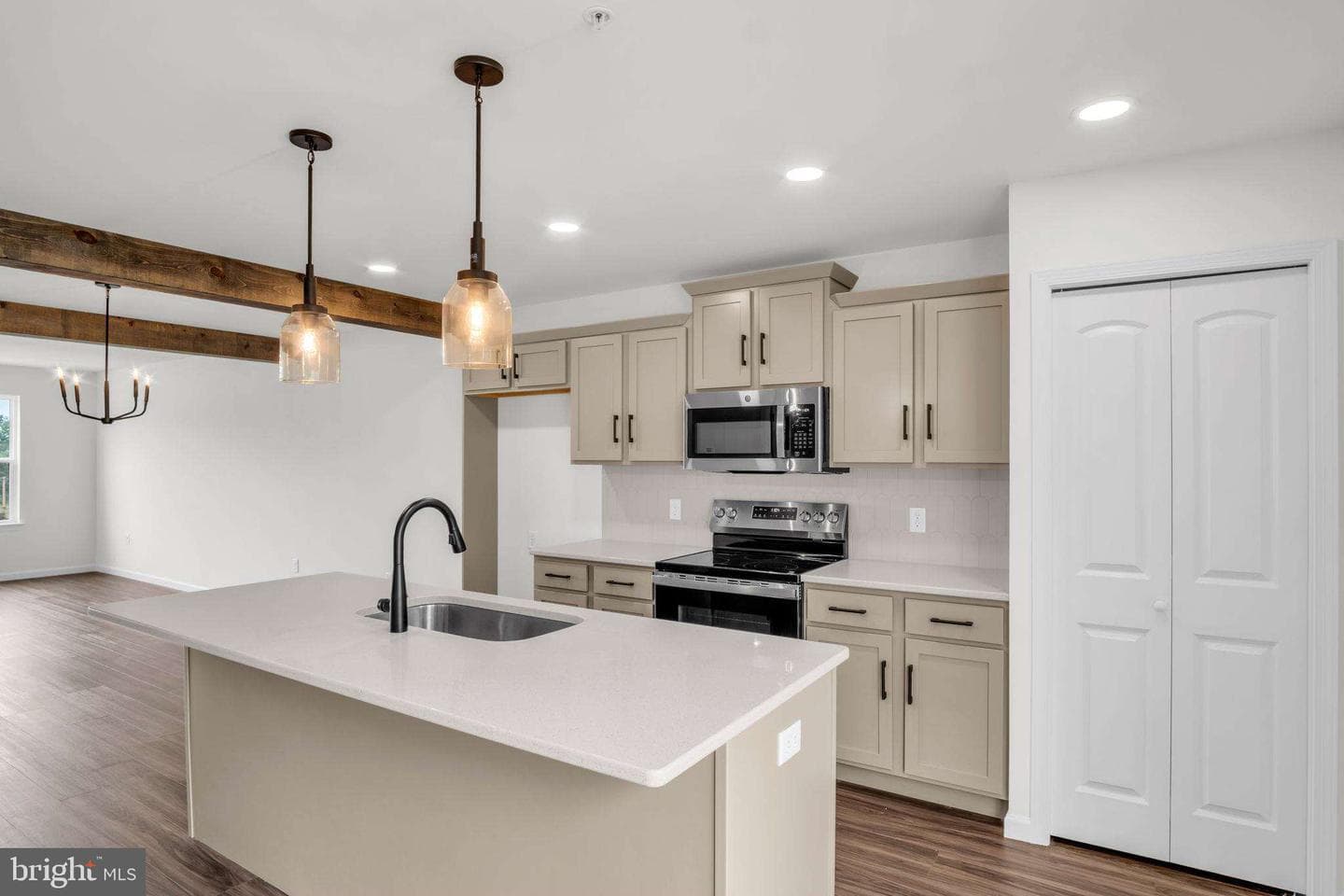 312 Flora Blvd photo 4