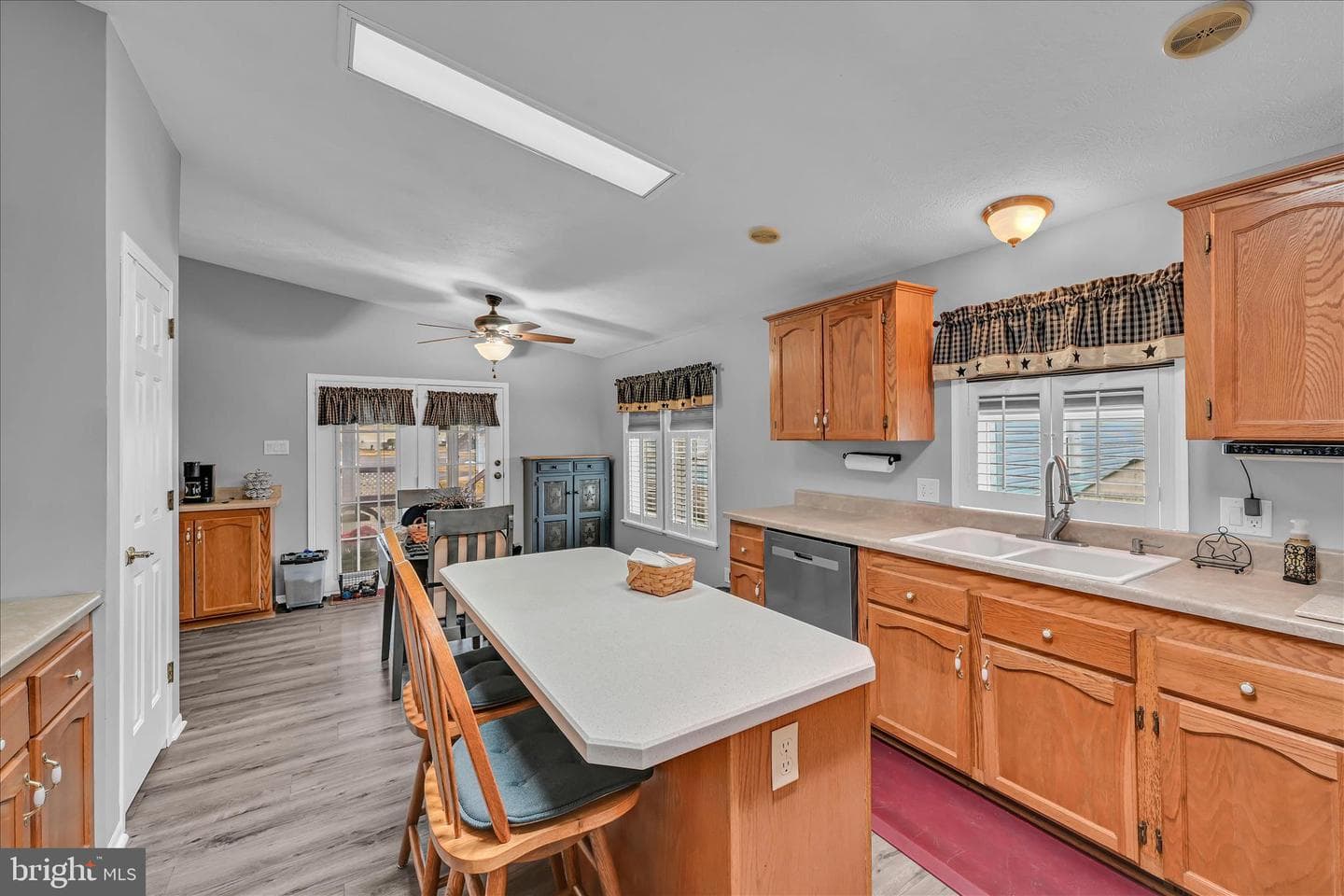 583 W Cedar Street photo 12