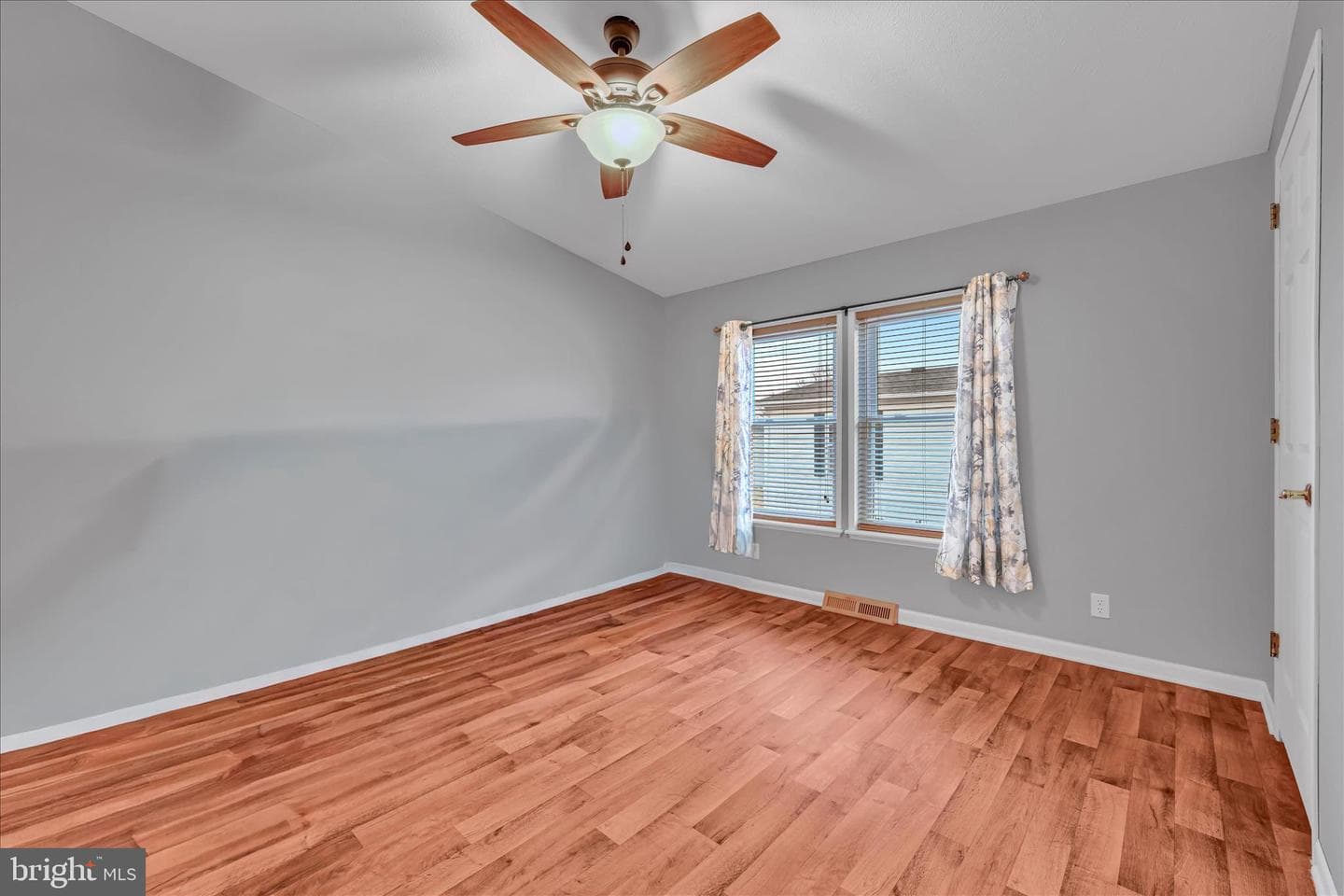 583 W Cedar Street photo 16