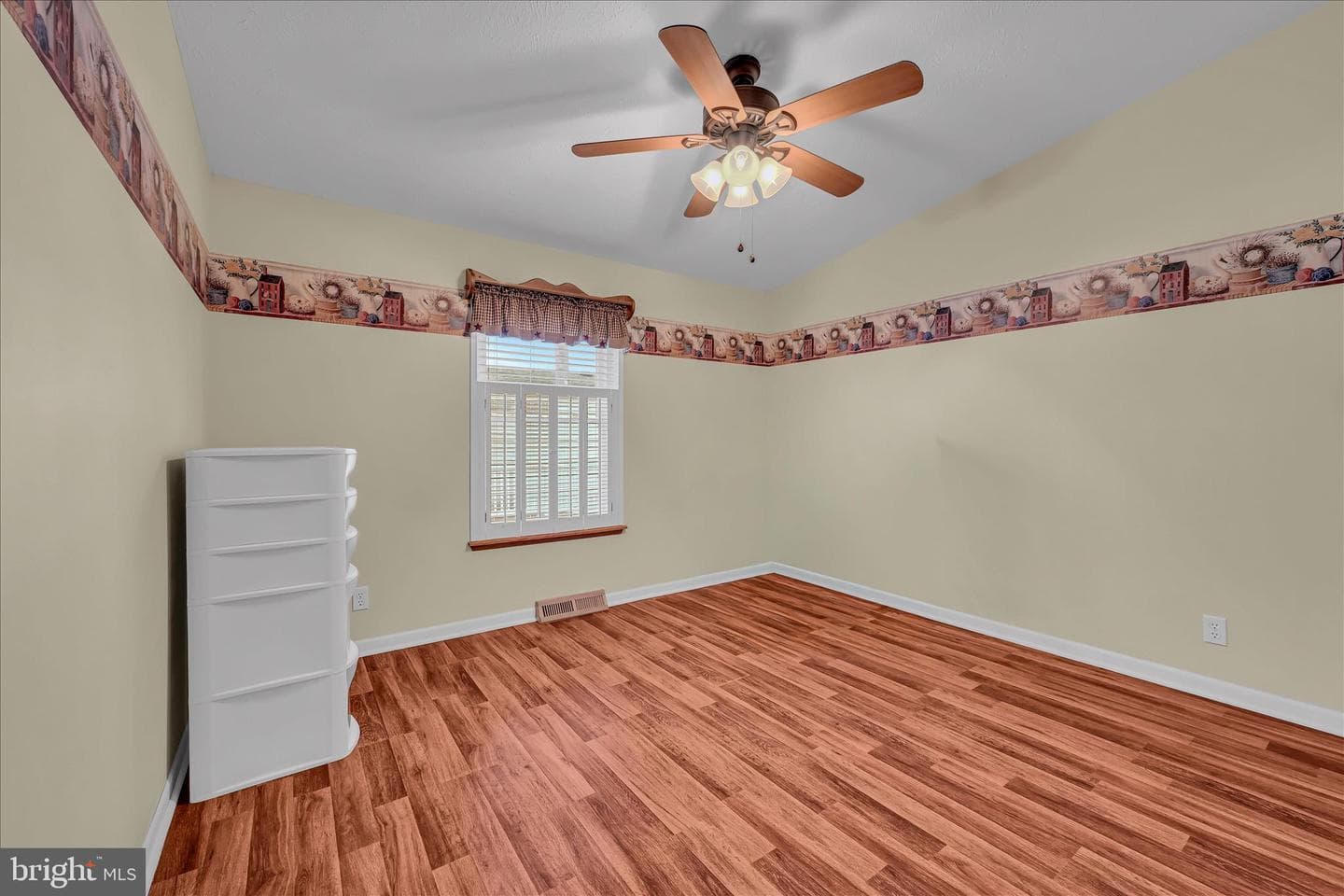 583 W Cedar Street photo 19