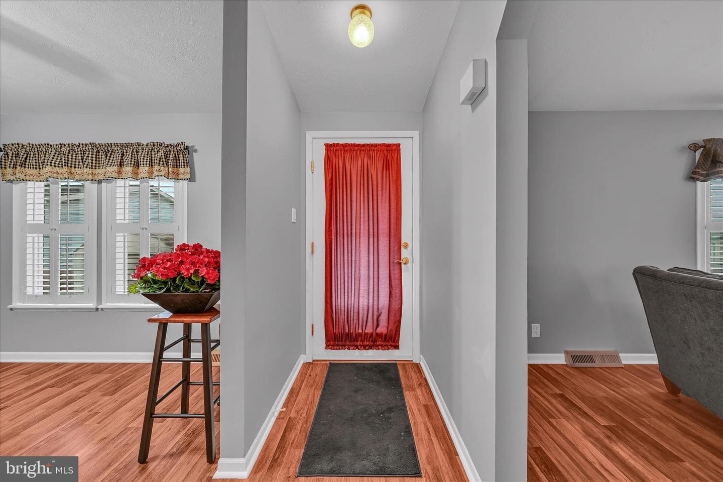 583 W Cedar Street photo 4