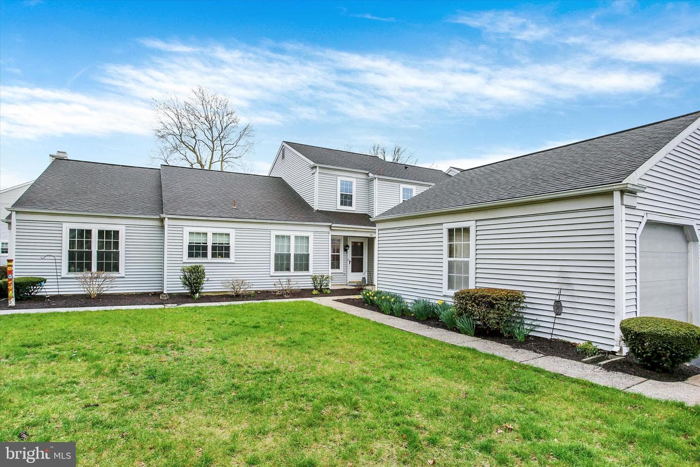 511 Cambridge Court photo 2