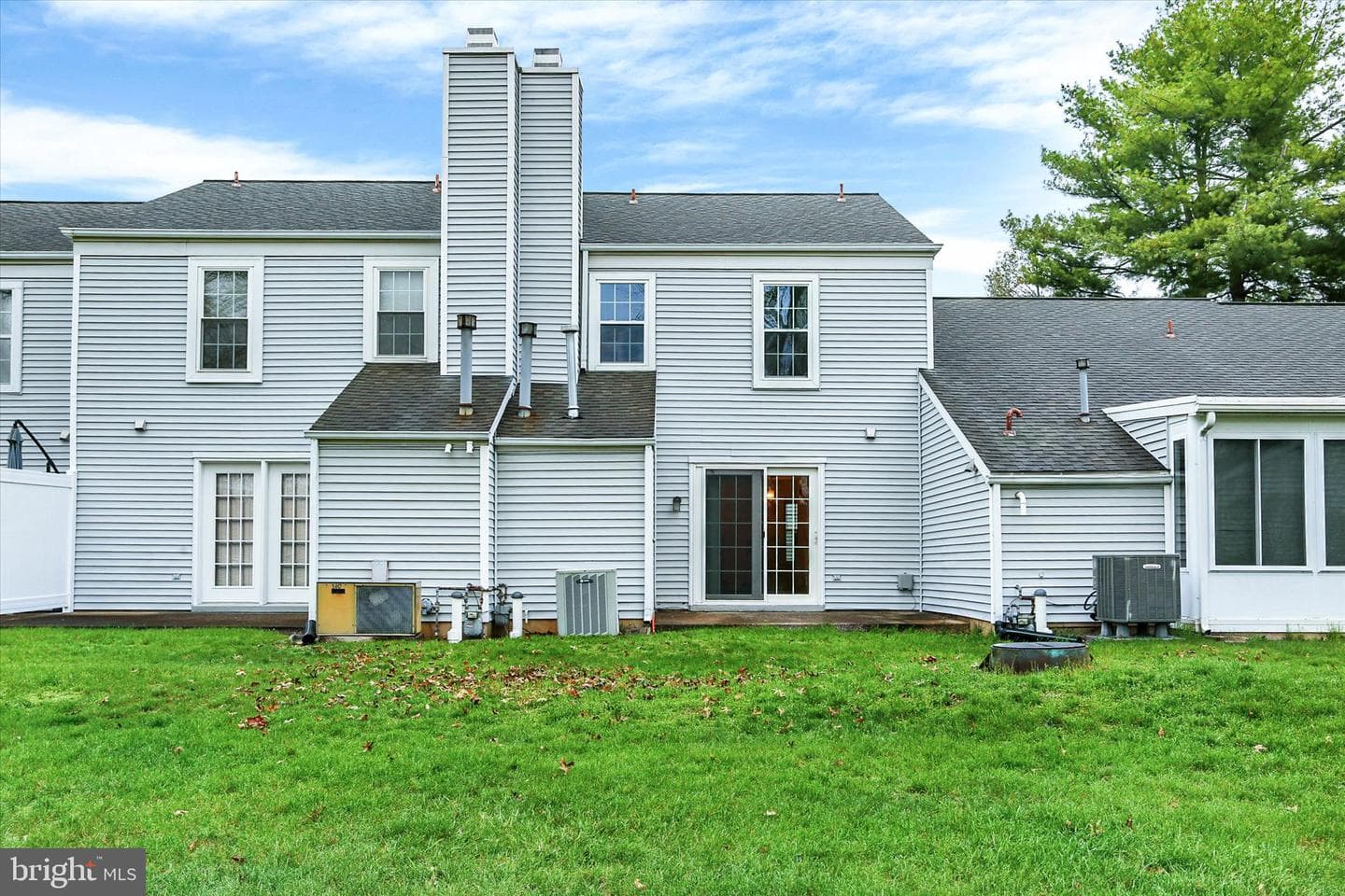 511 Cambridge Court photo 32