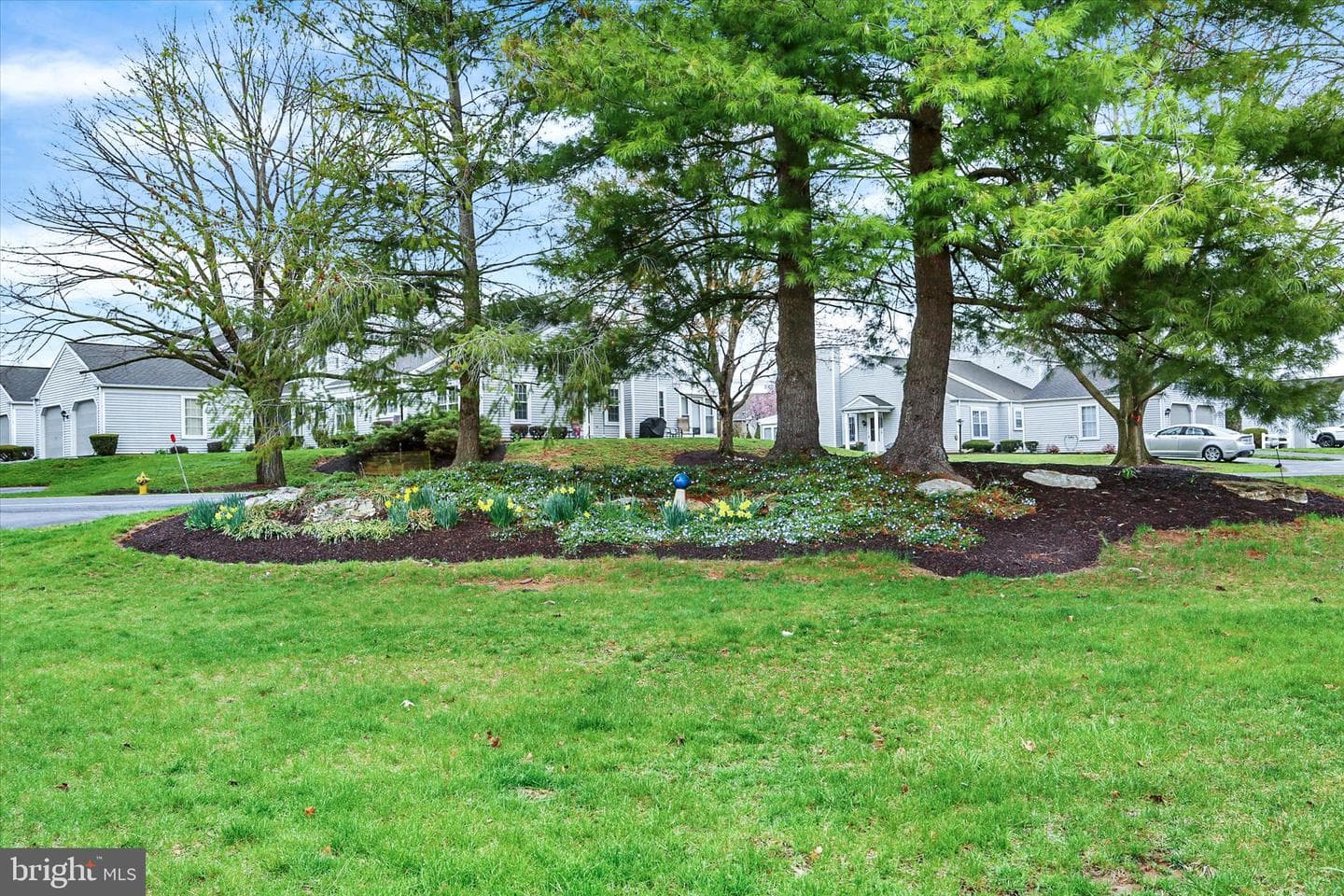 511 Cambridge Court photo 35