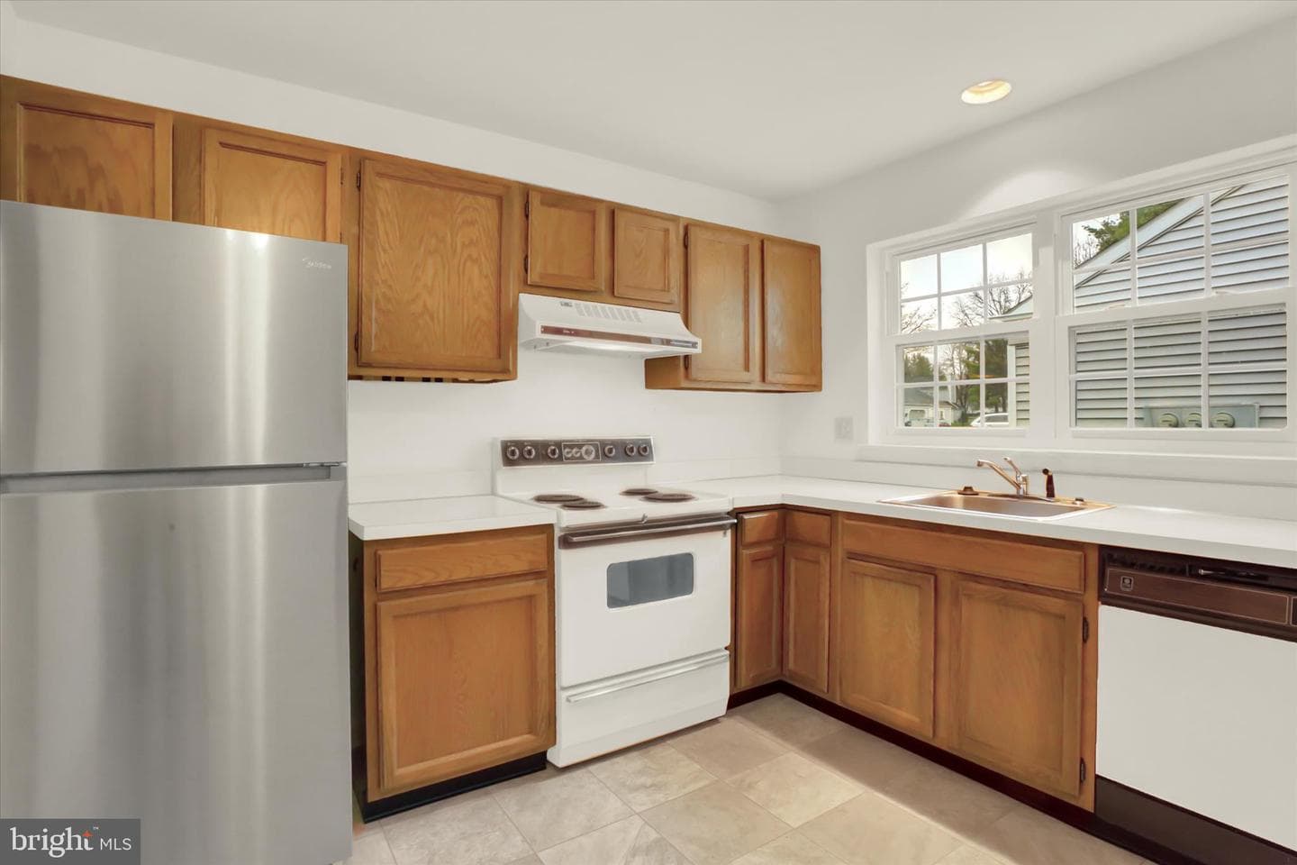 511 Cambridge Court photo 9