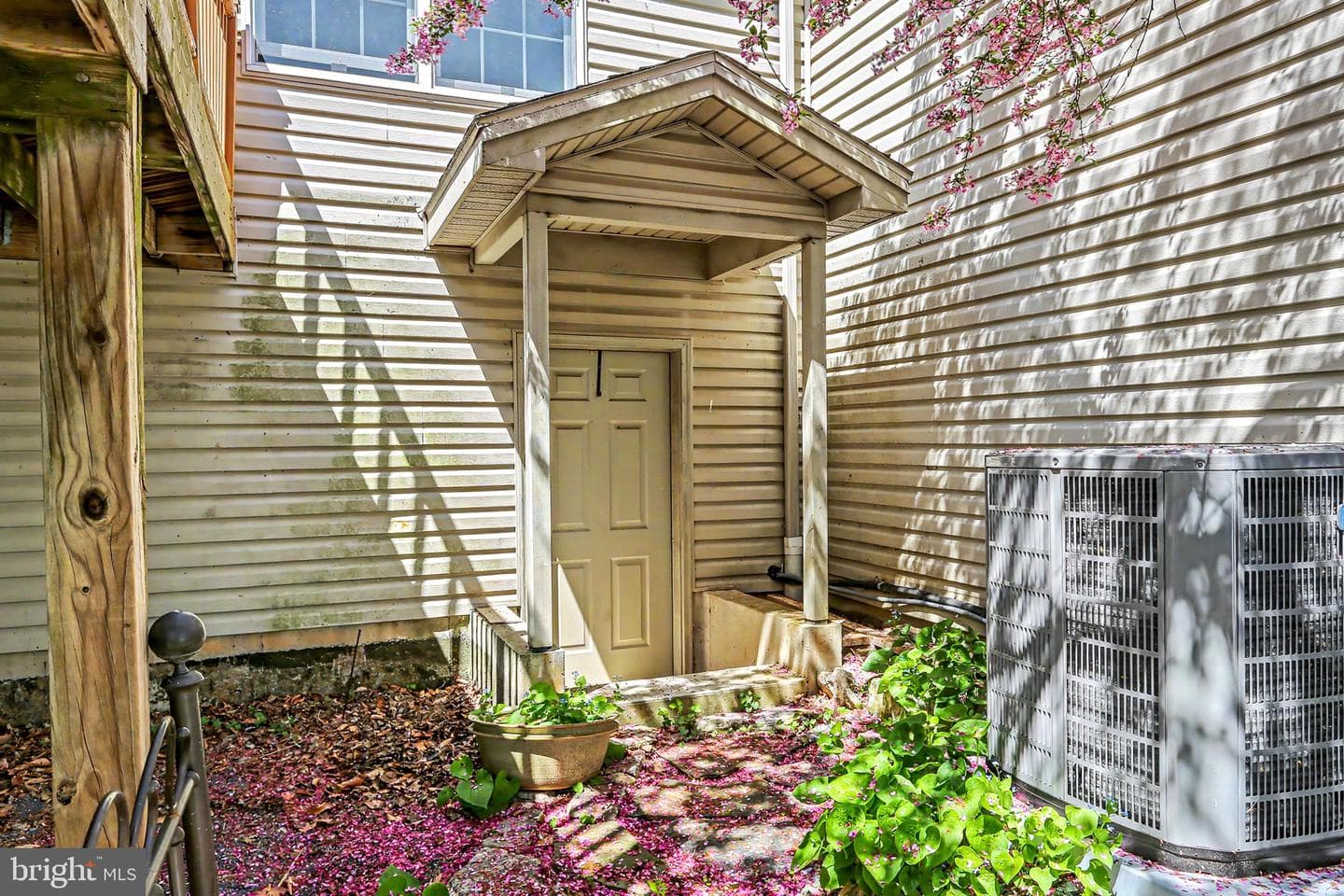 844 Victoria Lane photo 5
