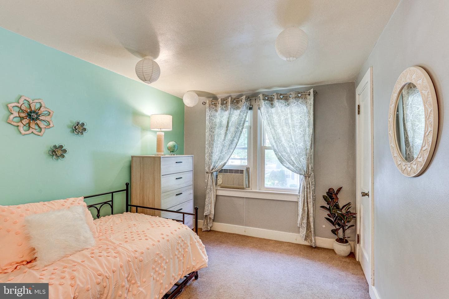208 Elm Street photo 16