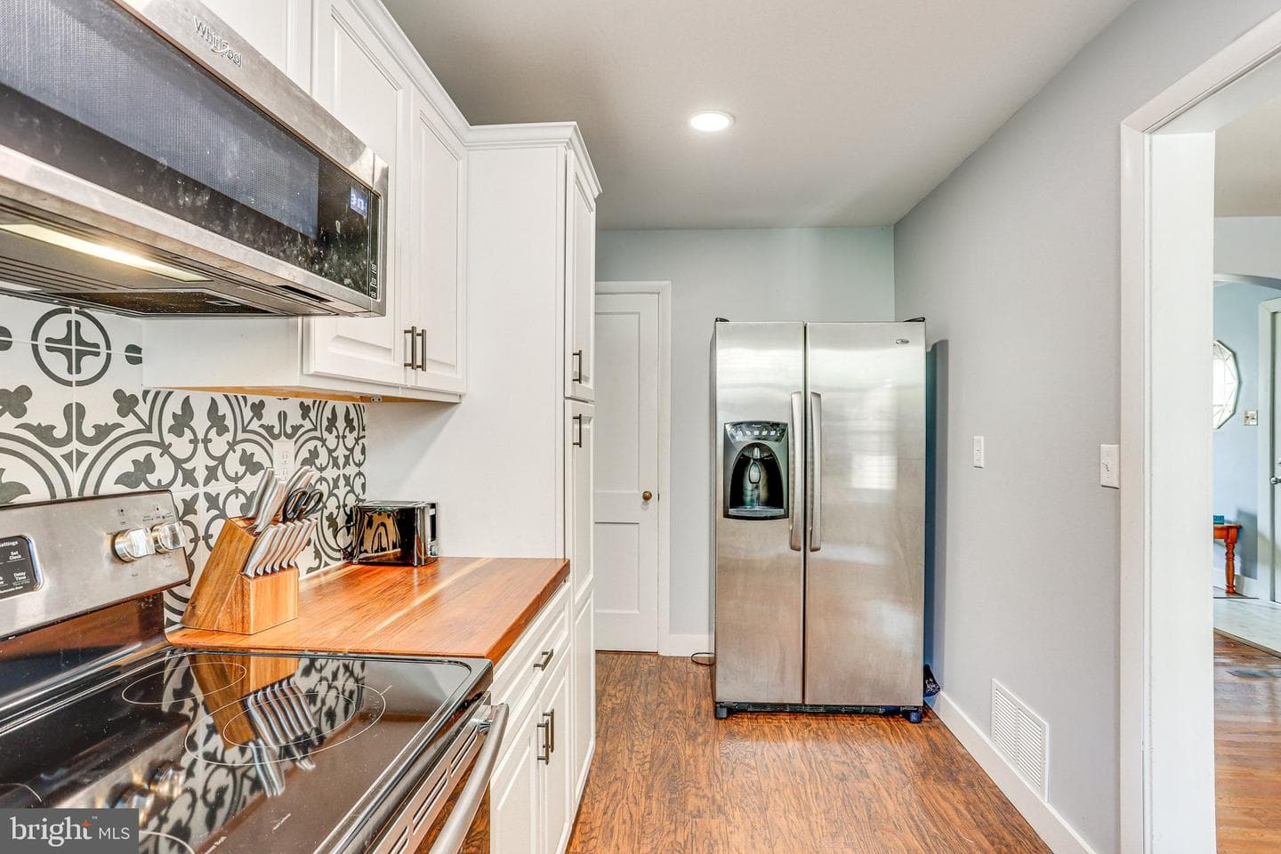 208 Elm Street photo 9