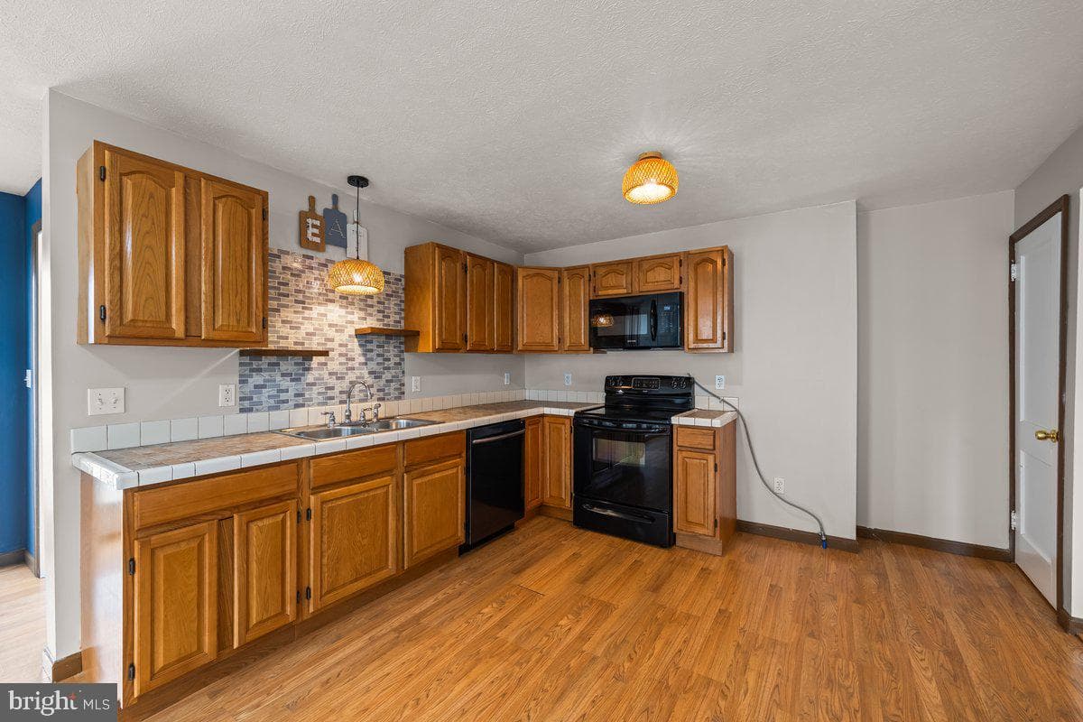 621 Noble Street photo 4