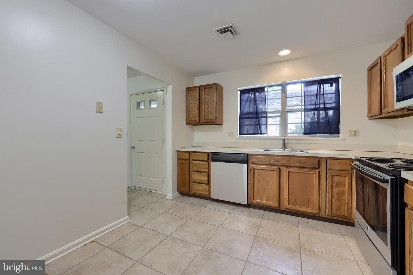 1531 Cambridge Court photo 9