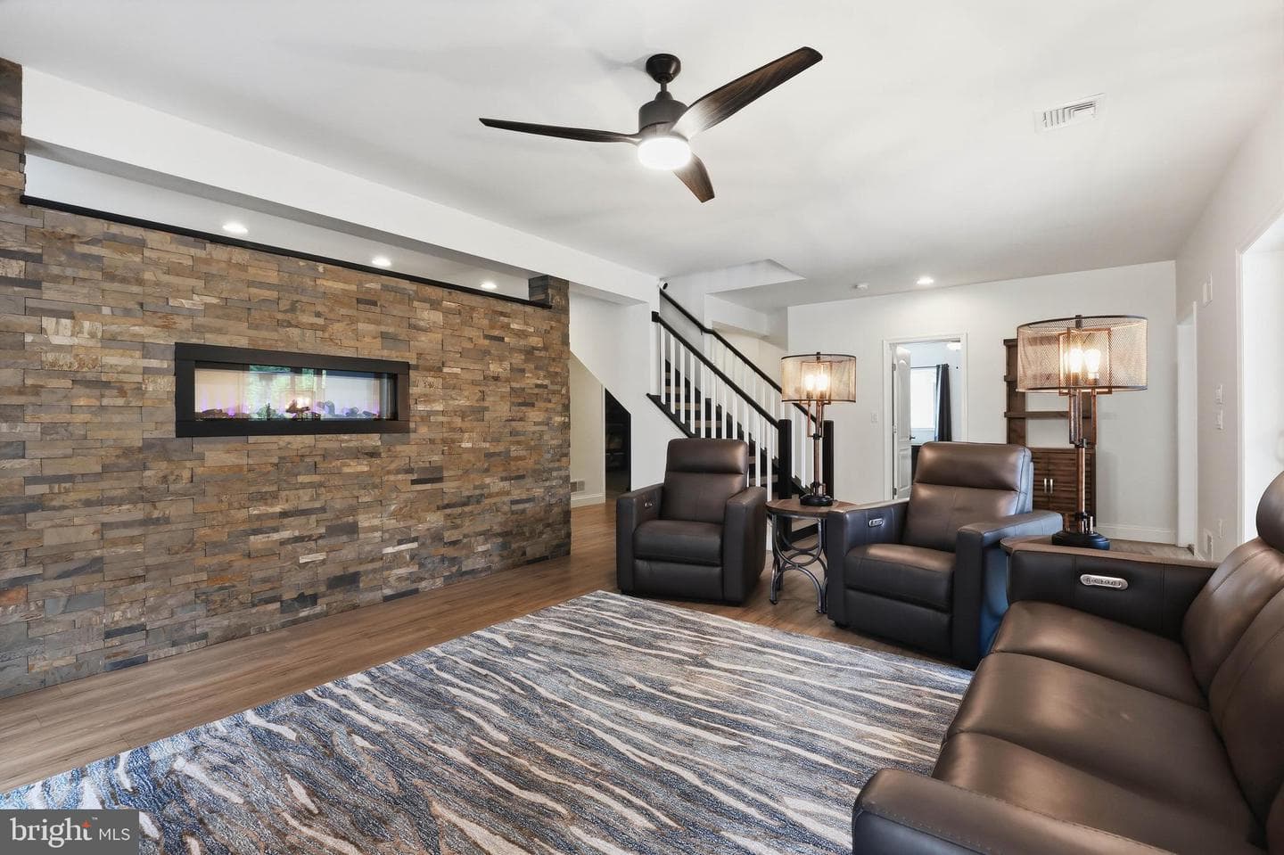 1084 Alden Way photo 5