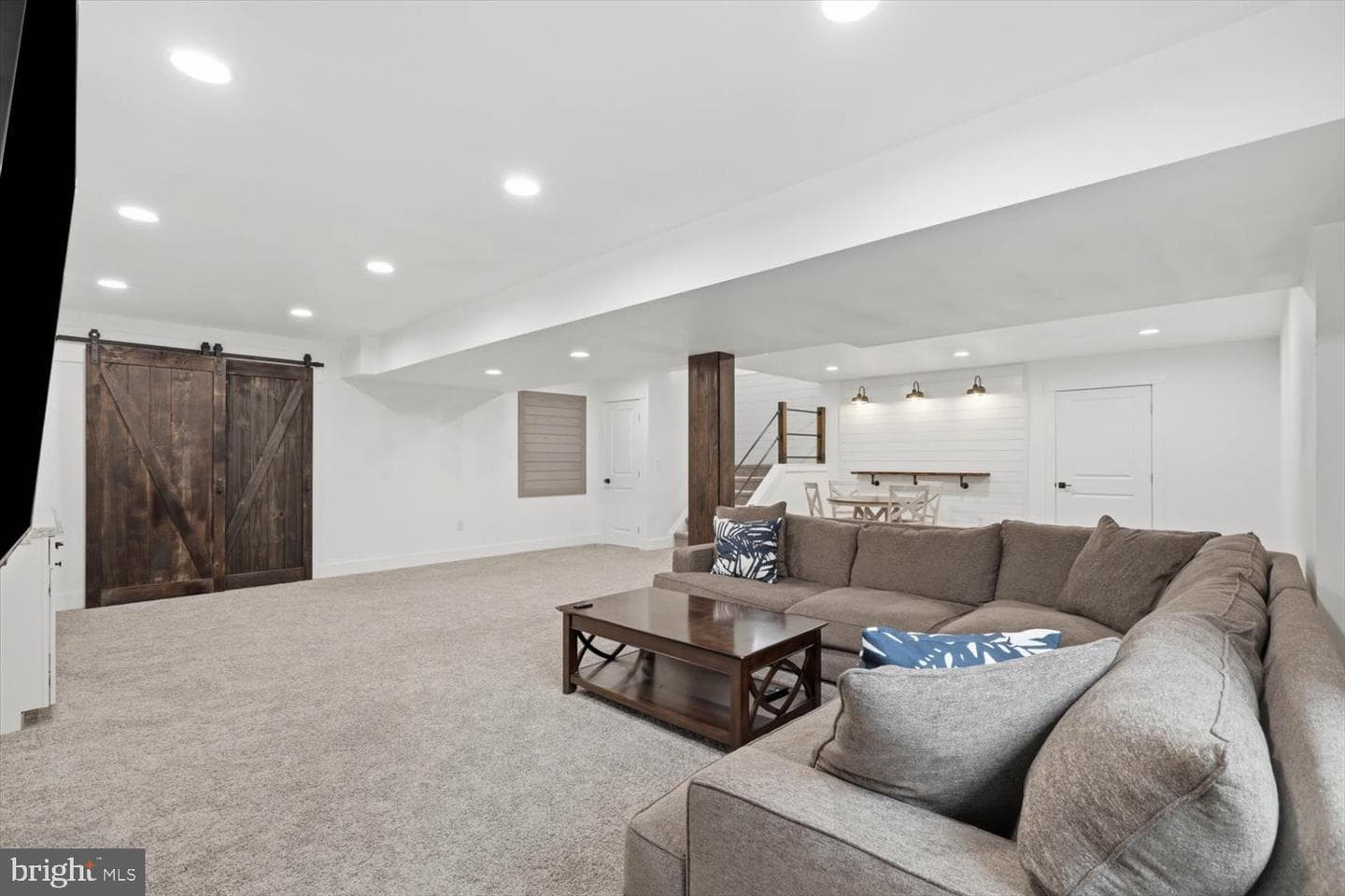 572 Nottingham Way photo 27