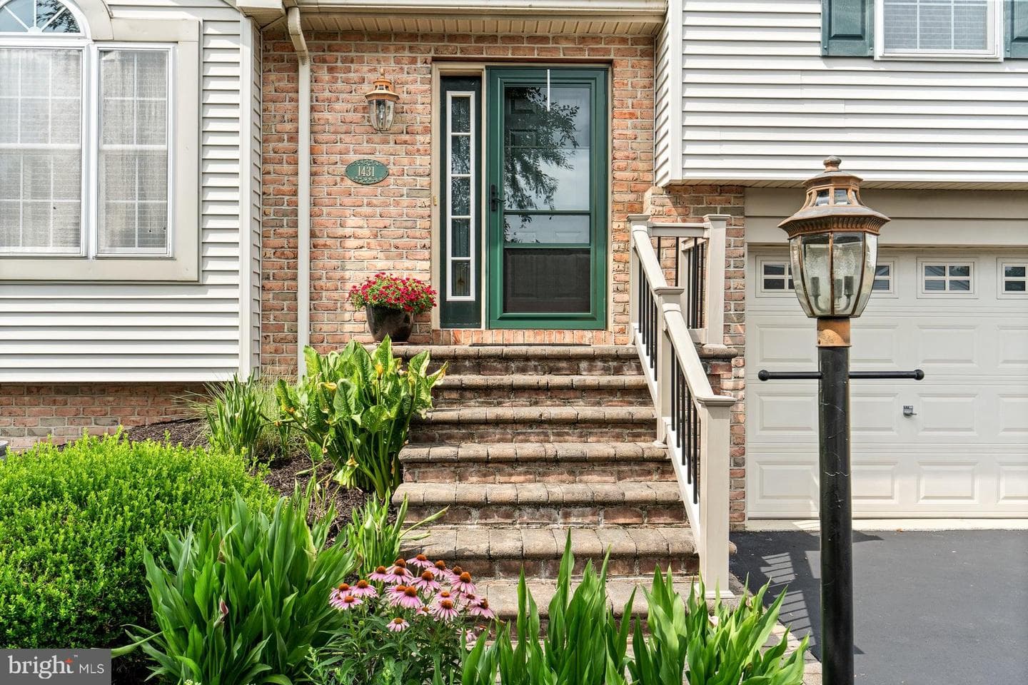 1431 E Maple Street photo 4