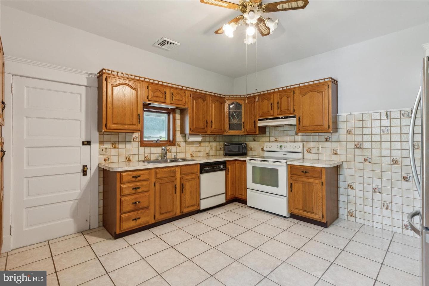 28 Grove Avenue photo 15