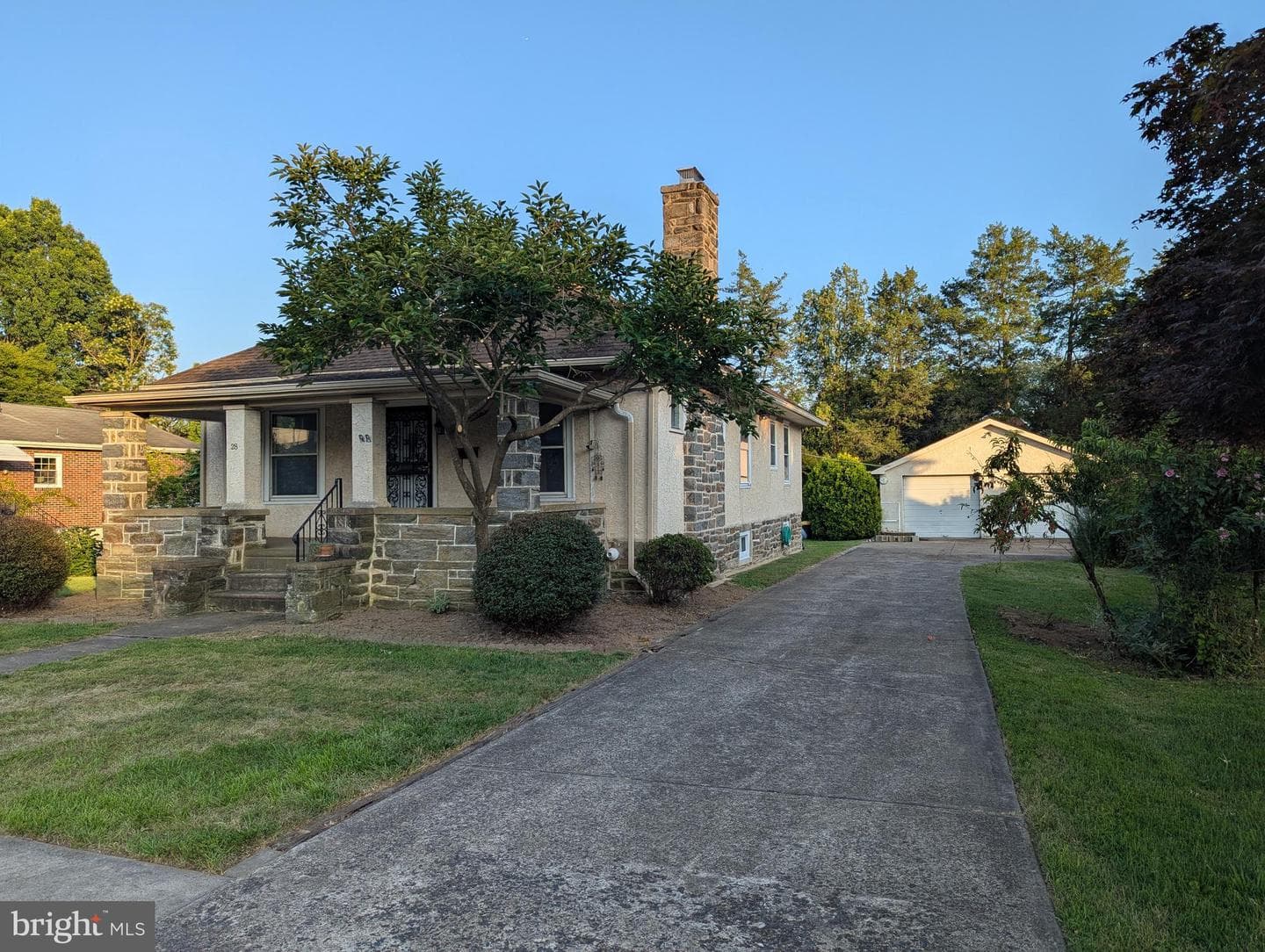 28 Grove Avenue photo 2