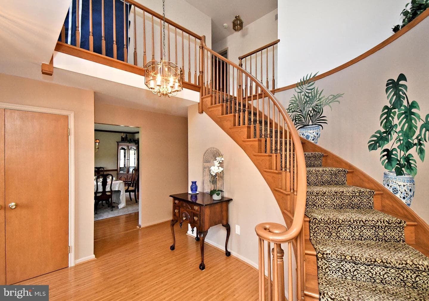 1501 Valley View Drive photo 3