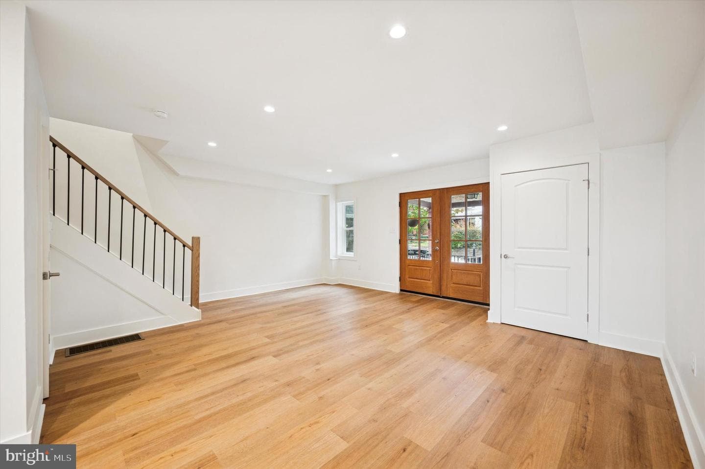 204 Stoneway Lane photo 3